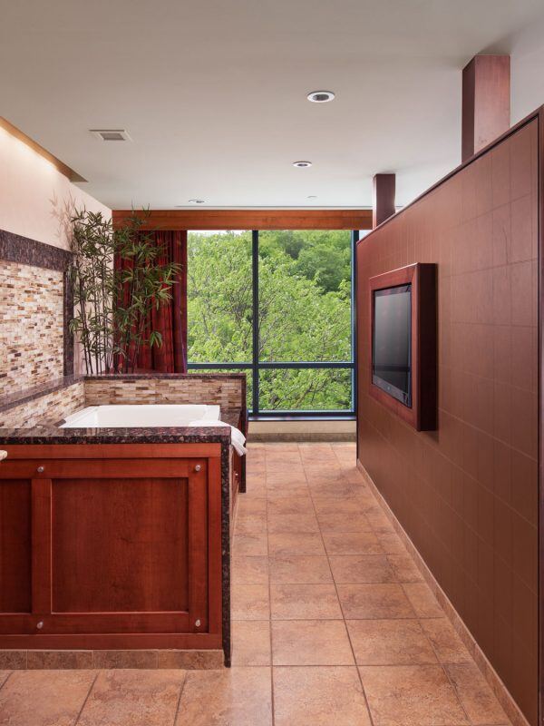 SAC_0319_KingSuiteHotelRoom_Bath_web-600x800